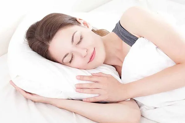 Uống viên nghệ mật ong cùng một cốc nước ấm sẽ giúp bạn có giấc ngủ ngon