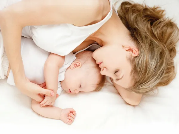 Mẹ sau sinh có thể sử dụng viên nghệ mật ong