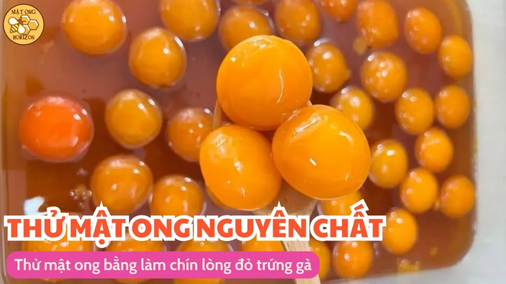Thử mật ong bằng làm chín lòng đỏ trứng gà